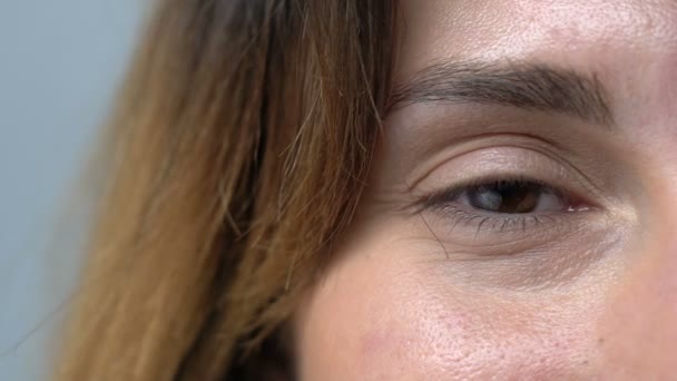 Καστανά μάτια γυναίκα χαμογελά στην κάμερα, μιμούνται τις ρυτίδες ηλικίας και προβλήματα με το δέρμα — Αρχείο Βίντεο