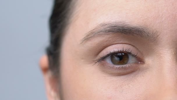 Jovem mulher olhos cintilantes, tentando se concentrar para ver mais claramente, má visão — Vídeo de Stock