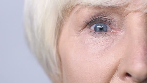 Seniorin öffnet ihre roten schmerzenden Augen, Probleme mit der Gesundheit, Diagnose — Stockvideo