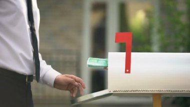 Posta kutusundan euro alan, transfer hizmetini kullanan adam, finansal işlemler