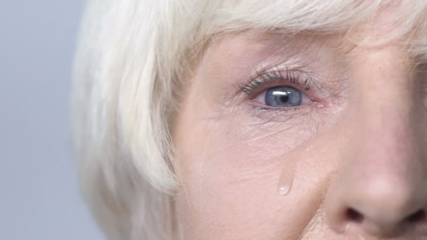 Tear flowing down cheek of sad old woman, eye discharge, lacrimation slow-mo — Stock Video