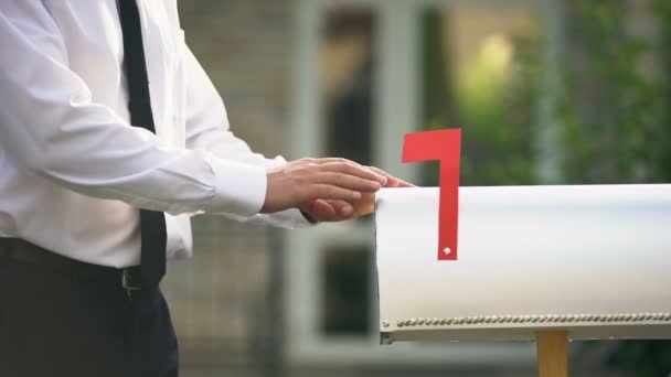 Hauseigentümer nimmt Rechnungen und Briefe aus Briefkasten in der Nähe des Hauses, Post — Stockvideo