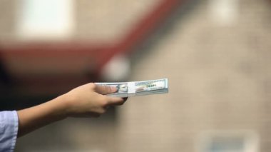 Kadın ve erkek komisyoncu daire, kira, ipotek anahtarları dolar alışverişi