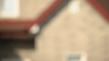 Emlakçıya bir sürü dolar veren ve evden anahtar alan kadın
