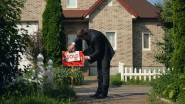 Son derece mutlu emlakçı satılan tabela, başarılı anlaşma, gelir yükleme
