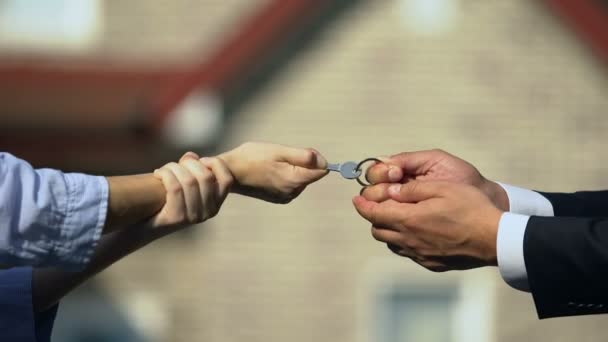 Чоловік і жінка тягнуть ключ від будинку, розподіл майна після розлучення крупним планом — стокове відео