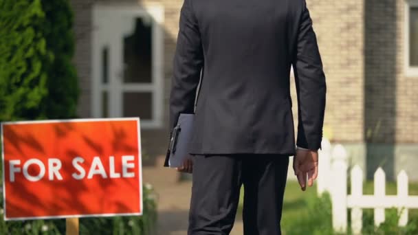 Nezkušený makléř, který překřížil prsty za zády před prodejem domu, štěstí — Stock video