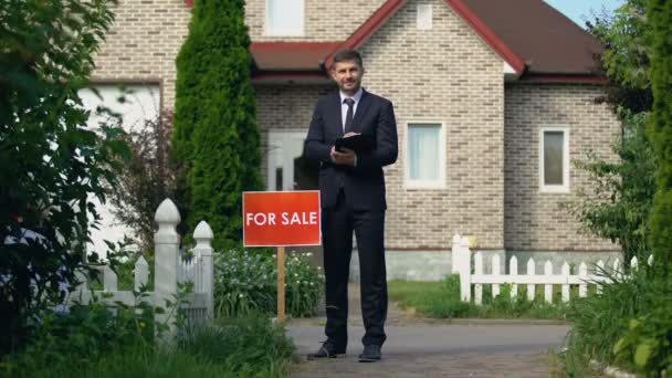 Lächelnder Immobilienmakler, der Dokumente mit Informationen für Kunden hält, Verkauf — Stockvideo