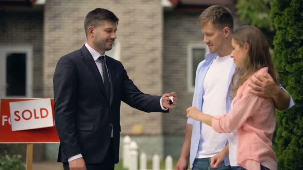 Courtier immobilier donnant les clés de l'appartement à la jeune famille, prestations de l'État — Video