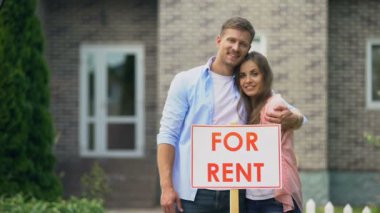 Mutlu çift kiralık tabela için yakın sarılma, aile yazlık ev kiraya