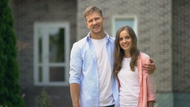 Šťastný pár stojí proti novému koupenci, realitní agentuře, nemovitosti