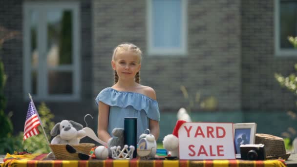 Meisje verkopen oude speelgoed op werf verkoop, verdienen zakgeld, Young Business Lady — Stockvideo