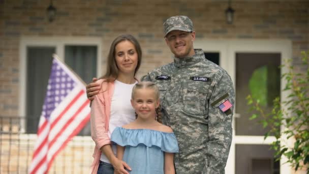 Счастливая семья американских патриотов смотрит в камеру, социальное страхование ветеранов — стоковое видео