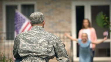 Baba askere sarılmak için koşan neşeli kız, uzun zamandır beklenen toplantı, eve gel