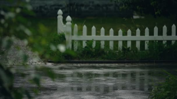 Tempo chuvoso nos subúrbios, gotas de chuva caindo no pavimento, meteorologia e clima — Vídeo de Stock