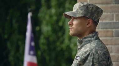 Pensive Amerikan askeri yağmur bakıyor, depresyon ve ptsd acı