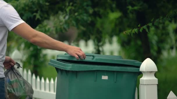 Hombre ciudadano tirar basura en el bote de basura, prevenir la basura, el medio ambiente — Vídeos de Stock