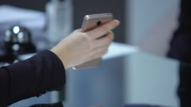 Hotel receptionist scannen van QR-code op Lady smartphone, nieuwe betaaltechnologieën — Stockvideo