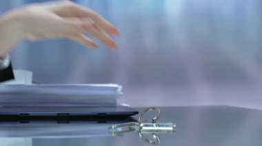 Ev kelime ile anahtarlık alan kadın, konut inşaatı, emlak yöneticisi