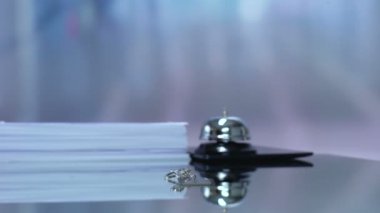 Anahtarlık kadın konuk anahtar alma, iş gezisi rezervasyon yazılı ayrılmış kelime