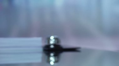 Bayan erkek yönetici, otel iş gelen ayrılmış kelime ile anahtarlık alarak