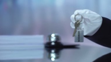 Resepsiyonist müşteri, otel iş, misafirperverliği için rezervasyonlu anahtarlık geçen