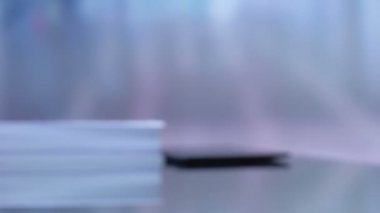 Süit, lüks daire müşteri anahtarları veren emlak yöneticisi