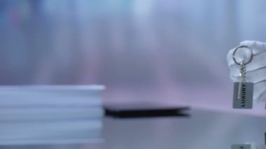 Otel resepsiyonist el ziyaretçi anahtarlık veren, en kaliteli hizmet, lüks