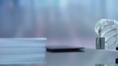 Lüks anahtarlık resepsiyonist el gösteren yazılı, otel dinlenme tatilleri