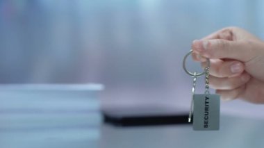 Çok gizli bilgilere kadın anahtarları vermek, güvenlik hizmetleri sağlamak