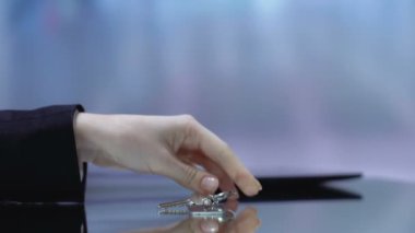 Gizli bilgileri koruyan anahtarlık alan bayan gizlilik, güvenlik