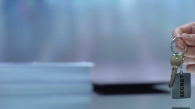 Gizli anahtarlık bayan el alarak yazılı, sansürlü bilgi, korumak