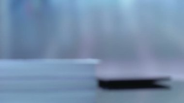 Sigorta acentesinden anahtarlık alan kadın müşteri, sağlık koruma, bakım