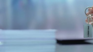 Bayan elden anahtarları alarak, etkilemek için güç kullanarak, yasadışı lobi çıkarları