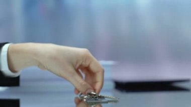 Masadan anahtar alan kadın, faiz temsili, yolsuzluk ve lobicilik