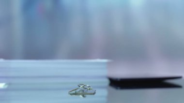 Anahtarlıkta başarı kelimesi, masadan alan iş kadını, meydan okumayı aşma