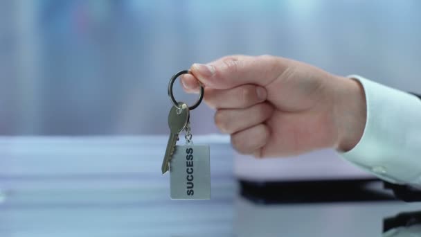 Geschäftsmann Hand zeigt Schlüsselanhänger vor die Kamera, Selbstmotivation Methoden, Erfolg — Stockvideo