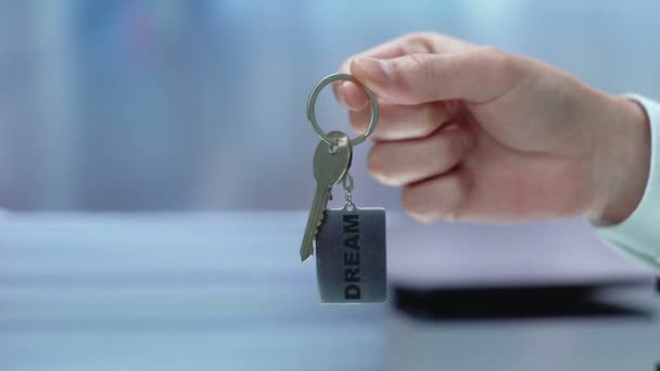 Dream word on keychain hand showing to camera, key to future, motivation — Stock Video