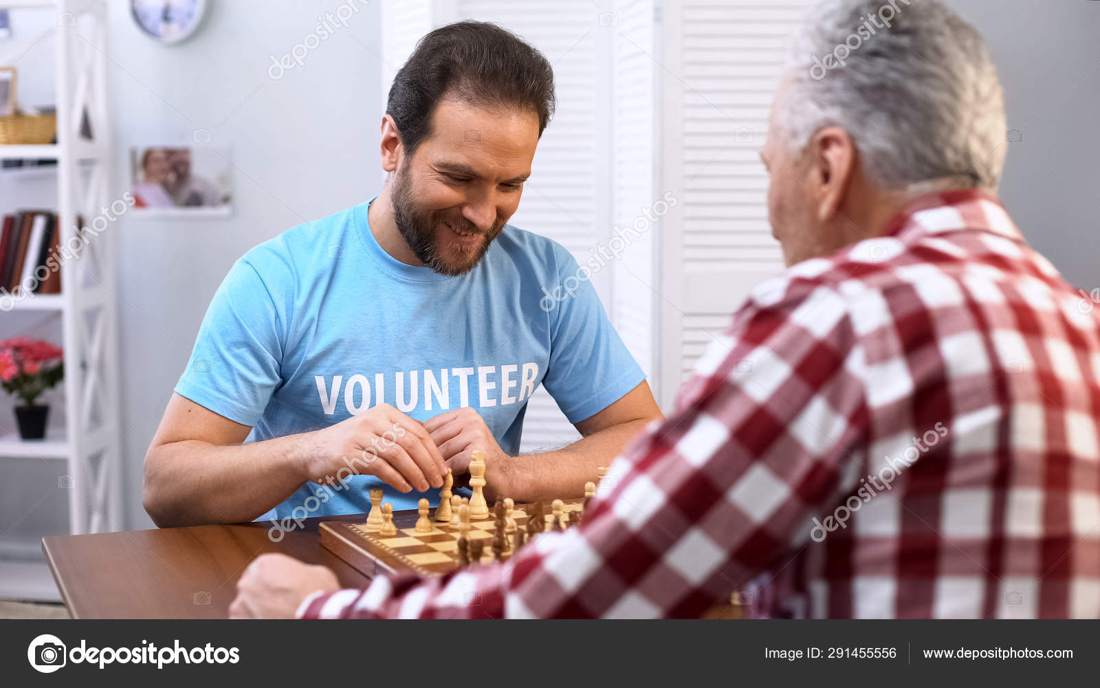 Velho Concentrado Jogando Xadrez Sozinho Preparando Para