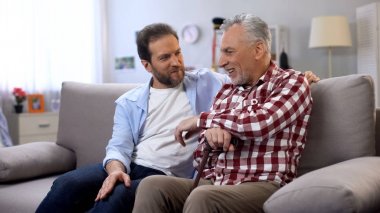 Neşeli yetişkin erkekler baba ve oğul şaka ve iyi vakit geçiren anılar paylaşımı