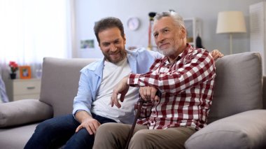 Mutlu baba ve oğul koç otururken ve iletişim, birlikte vakit geçirmek