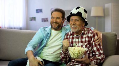 Son derece mutlu futbol taraftarları favori takım tezahürat, tv oyunu izlerken