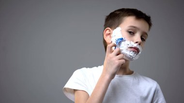 Komik küçük çocuk tıraş, yetişkin gibi davranarak, babaların davranış kopyalama