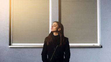 Güzel günlerin tadını çıkarırken, gün ışığında açık havada duran çekici ilham verici genç bayan