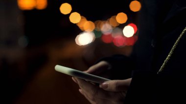 Bayan arama taksi kullanarak telefon uygulaması karayolu yakınında duran, aydınlatma