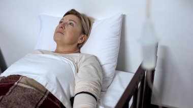Hastayla yatan üzgün yaşlı hasta, hasta kontrollü analjezi