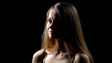 Koyu arka plan, benlik saygısı sorunu, karmaşık izole pensive genç kadın