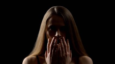 Korkmuş kadın elleri ile yüz açıyor, tecavüz kurbanı, sosyal güvensizlik kavramı