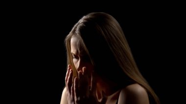 Elleri arkasında yüz gizleme Desperate kadın, aile saldırı kurbanı, cinsel kölelik