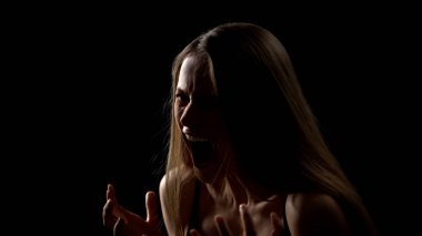 Kızgın kadın karanlık arka plan karşı çığlık, stres giderici, depresyon